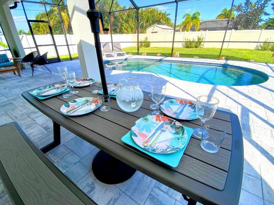Blue Door Retreat - Luxury Pool Home - Sleeps 8 Cape Coral Eksteriør bilde
