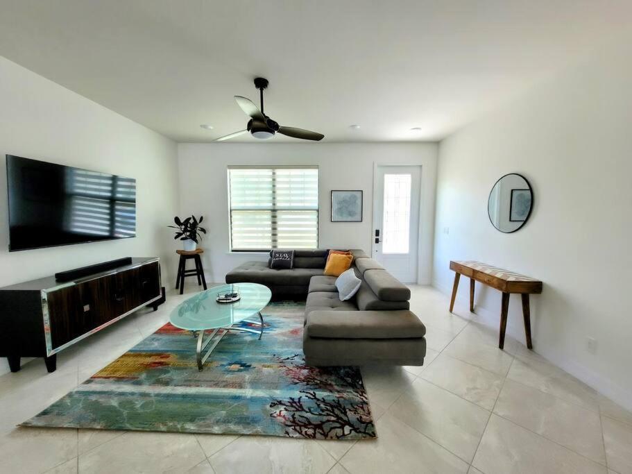 Blue Door Retreat - Luxury Pool Home - Sleeps 8 Cape Coral Eksteriør bilde