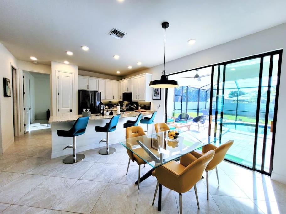 Blue Door Retreat - Luxury Pool Home - Sleeps 8 Cape Coral Eksteriør bilde